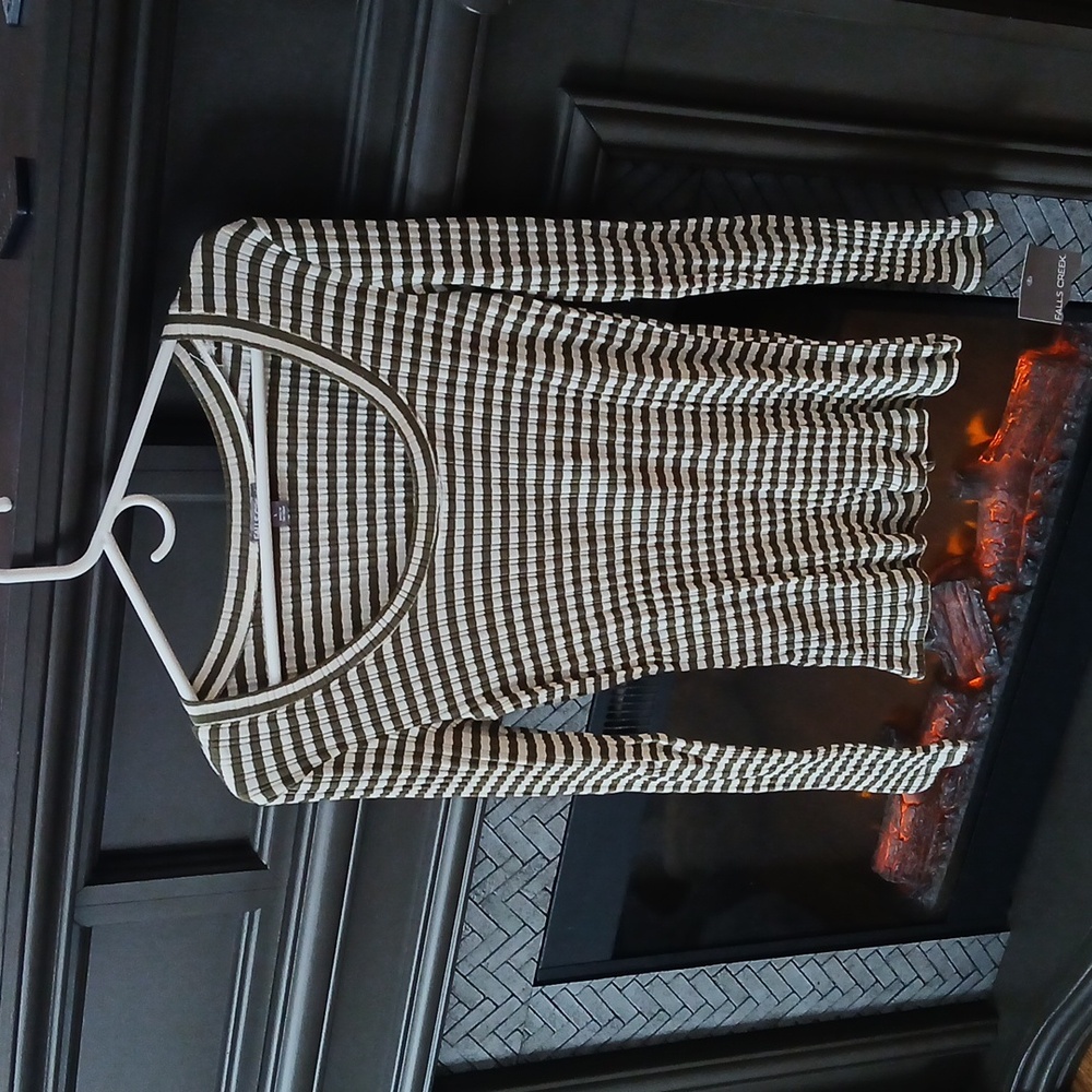 Long sleeve stretchy shirt. Sage green and white